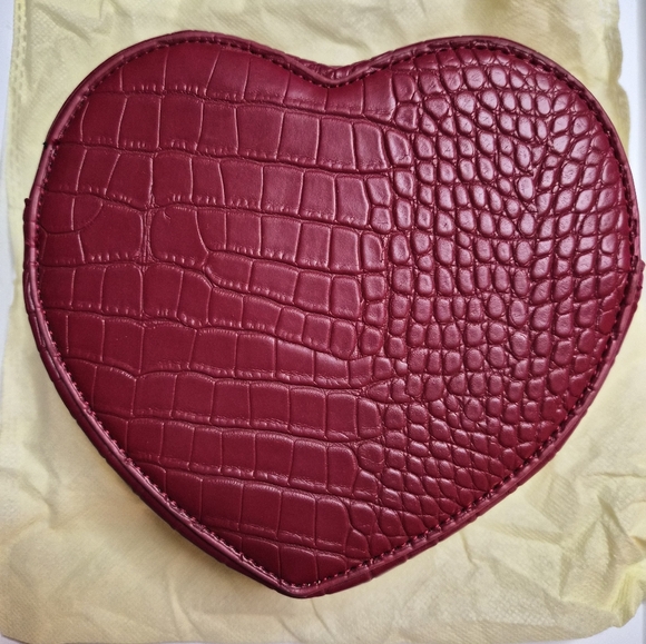 Elegant Heart-Shaped Crossbody Bag in Red - Picture 4 of 8